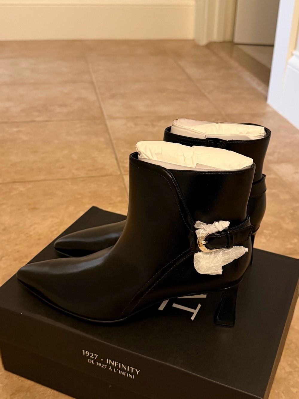 Naturalizer women’s Tucker Heeled Bootie with Zipper